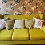 Light & Bright, Centrally Located Apartment
