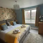 Light & Bright, Centrally Located Apartment