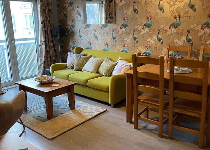 Light & Bright, Centrally Located Apartment